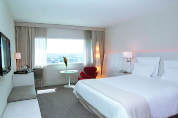 Pullman Rosario City Center Hotel
