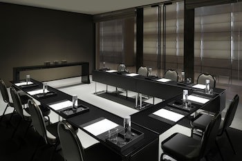 Armani Hotel Dubai, Burj Khalifa