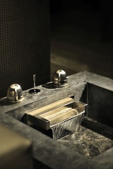 Armani Hotel Dubai, Burj Khalifa