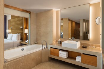 Courtyard By Marriott Gurugram Downtown