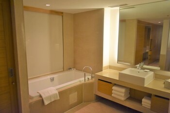 Courtyard By Marriott Gurugram Downtown