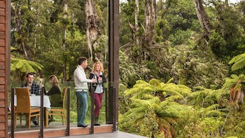 Te Waonui Forest Retreat