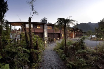 Te Waonui Forest Retreat