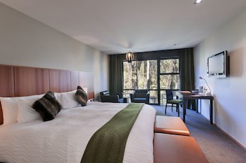 Te Waonui Forest Retreat