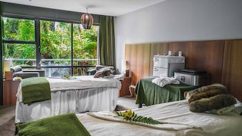 Te Waonui Forest Retreat
