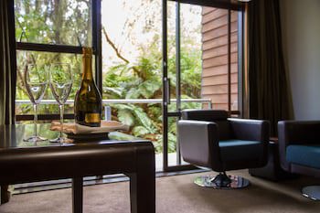 Te Waonui Forest Retreat