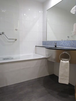 Holiday Inn Express Barcelona - Sant Cugat, An Ihg Hotel