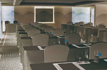 Avani Deira Dubai Hotel