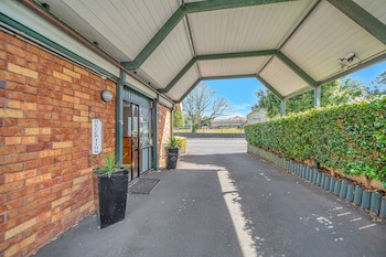 Tudor Court Motor Lodge