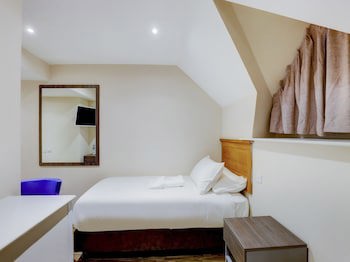 Gissons Hotel By Oyo Rooms (Adults Only)