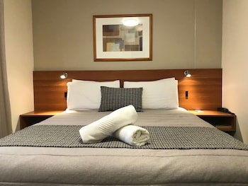 Ventura Inn & Suites Hamilton
