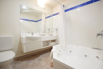 Ventura Inn & Suites Hamilton