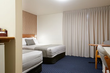 Ventura Inn & Suites Hamilton