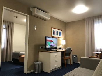 Ventura Inn & Suites Hamilton