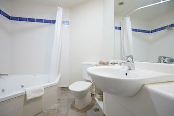 Ventura Inn & Suites Hamilton