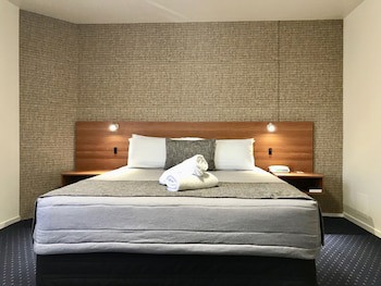 Ventura Inn & Suites Hamilton