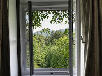 Der Schlosswirt Zu Anif - Biedermeier-Hotel Und Restaurant