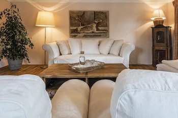 Der Schlosswirt Zu Anif - Biedermeier-Hotel Und Restaurant