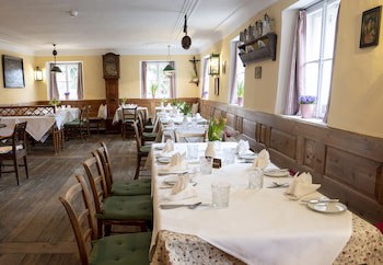 Der Schlosswirt Zu Anif - Biedermeier-Hotel Und Restaurant