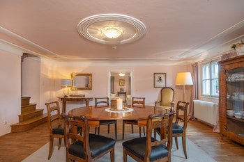 Der Schlosswirt Zu Anif - Biedermeier-Hotel Und Restaurant