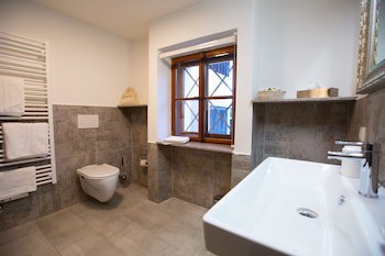 Der Schlosswirt Zu Anif - Biedermeier-Hotel Und Restaurant