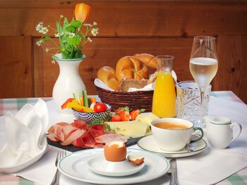 Der Schlosswirt Zu Anif - Biedermeier-Hotel Und Restaurant
