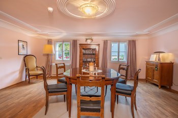 Der Schlosswirt Zu Anif - Biedermeier-Hotel Und Restaurant