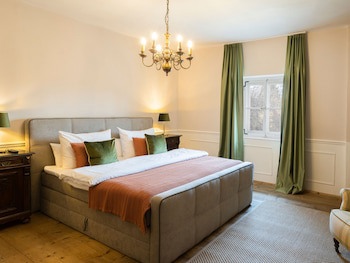 Der Schlosswirt Zu Anif - Biedermeier-Hotel Und Restaurant
