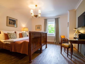 Der Schlosswirt Zu Anif - Biedermeier-Hotel Und Restaurant