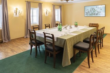 Der Schlosswirt Zu Anif - Biedermeier-Hotel Und Restaurant