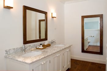 Atlantis Historic Inn
