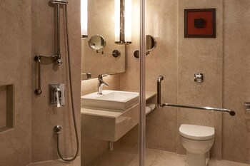 Courtyard By Marriott Mumbai International Airport