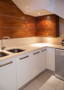 Marine Square Luxury Holiday Suites - Apartments