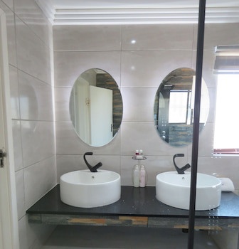 Beachcomber Bay - Guest House