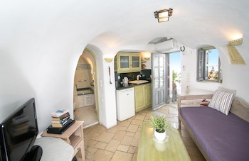 Alexander's Suites