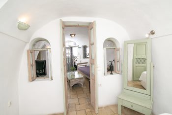 Alexander's Suites