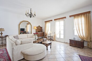 Alexander's Suites