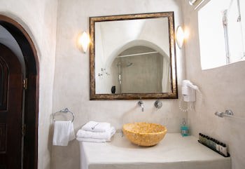 Alexander's Suites
