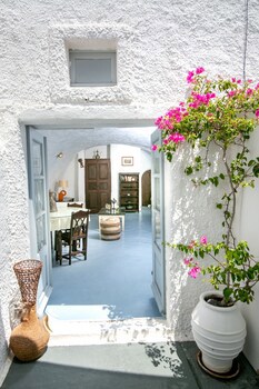 Alexander's Suites