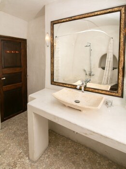 Alexander's Suites