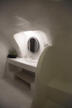 Alexander's Suites