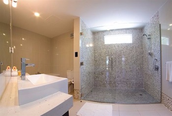 First Landing Beach Resort And Villas