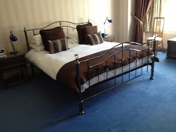 Grovefield Manor