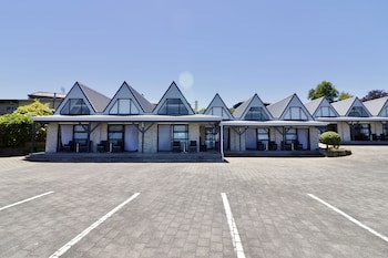 Gables Lakefront Motel