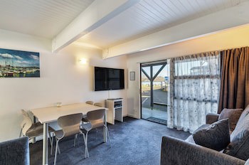 Gables Lakefront Motel