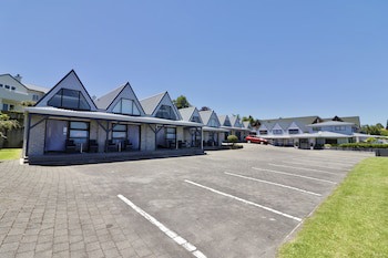 Gables Lakefront Motel
