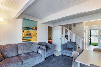 Gables Lakefront Motel