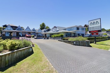 Gables Lakefront Motel