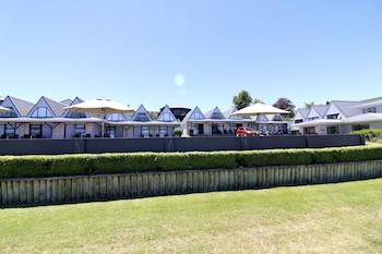 Gables Lakefront Motel