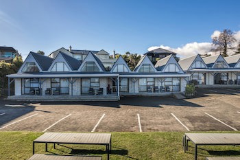 Gables Lakefront Motel
